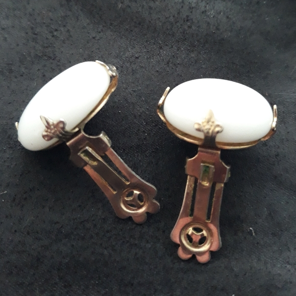 Vtg Art Deco White Milk Glass Button Clip On Earrings - Picture 7 of 8